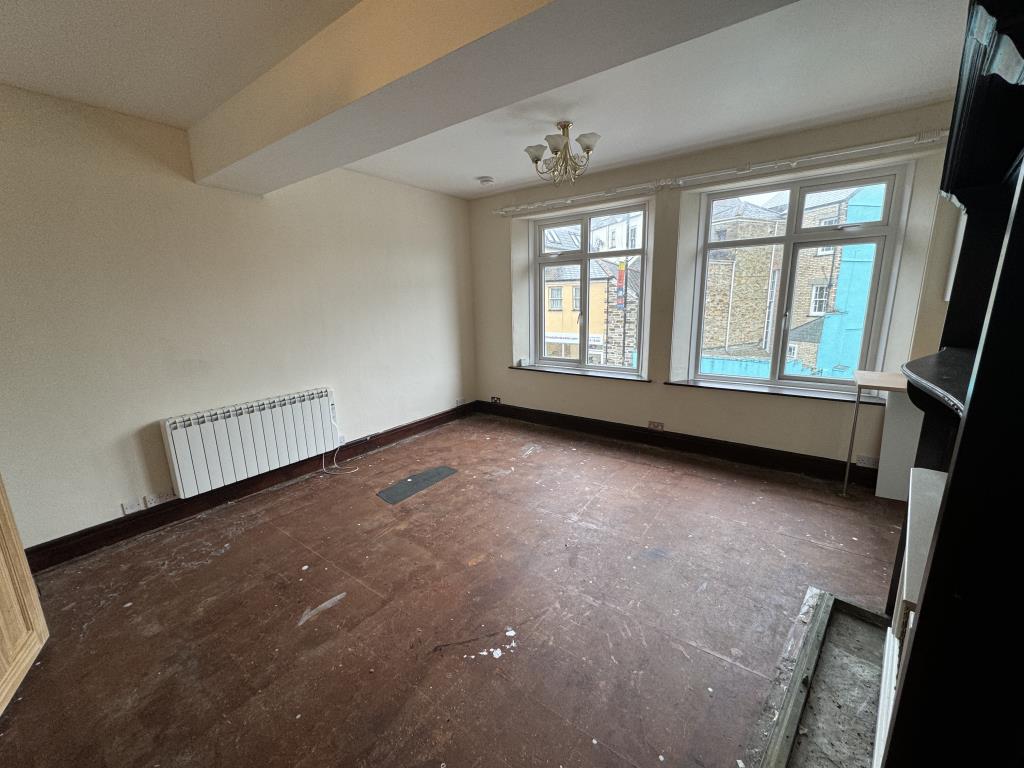 Lot: 86 - THREE LEASEHOLD STUDIO FLATS IN TOWN CENTRE - View of the flat on the first floor